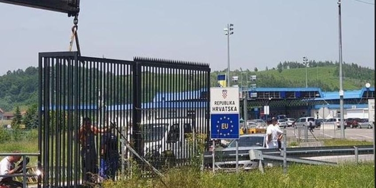 Хорватия отгородилась от Боснии и Герцеговины высоким забором с шипами. Из-за мигрантов (ФОТО)