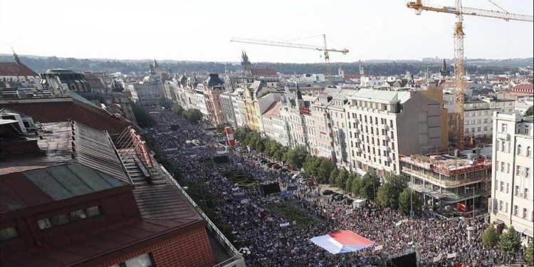 В столице Чехии многотысячный митинг требует отставки министра юстиции и премьера