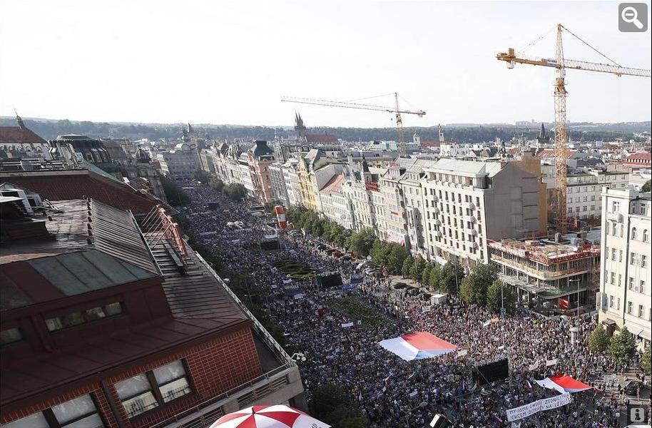 В столице Чехии многотысячный митинг требует отставки министра юстиции и премьера 1