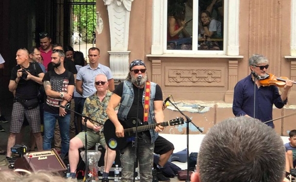 В Херсоне Борис Гребенщиков стал уличным музыкантом (ВИДЕО)