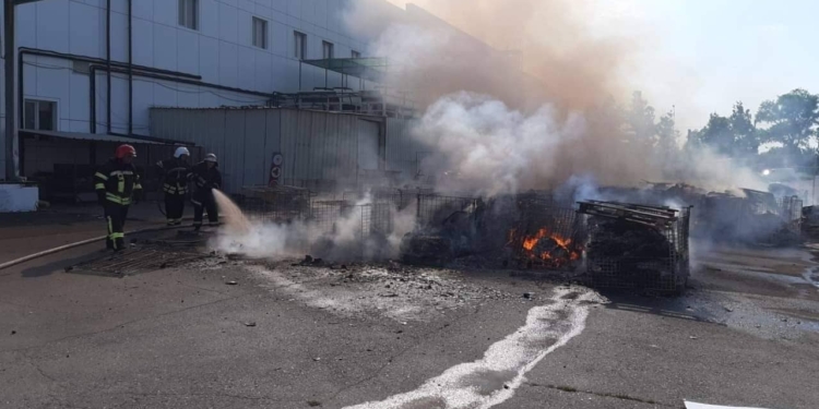 В Николаеве у «Эпицентра» и «Таврии В» горела картонная тара (ФОТО)