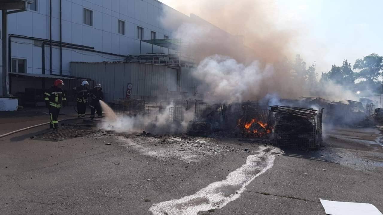 В Николаеве у «Эпицентра» и «Таврии В» горела картонная тара (ФОТО)