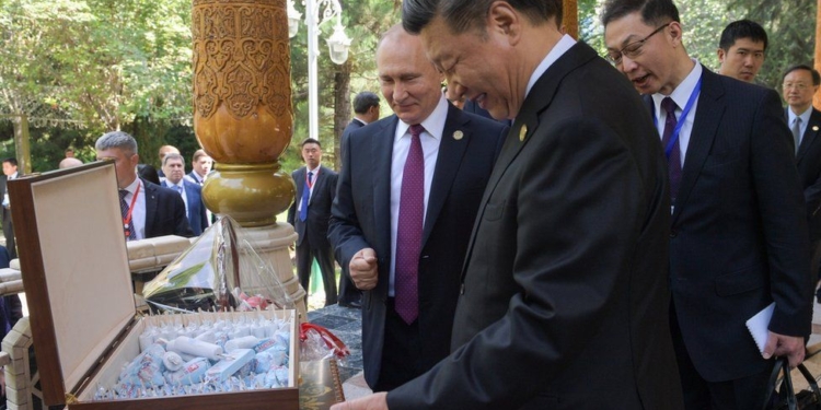 Путин на день рождения главы КНР подарил ему сундук мороженого и торт (ВИДЕО)