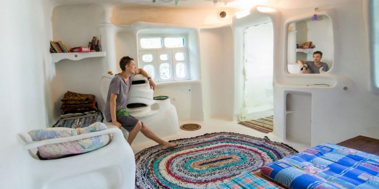 Продать камеру и построить эко-хату (ВИДЕО, ФОТО)