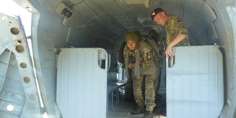 В Николаевской «79-ке» военнослужащих-срочников готовят к первому прыжку с парашютом (ФОТО)