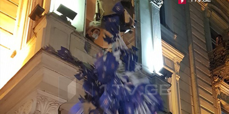 Демонстранты в Тбилиси разгромили офис правящей партии (ВИДЕО)