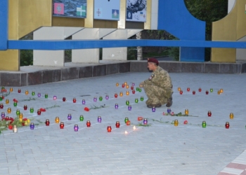 «Ангели не мають парашютів, ангели палають в небесах»: в Николаеве почтили память погибших в сбитом 5 лет назад над Луганском самолете Ил-76 (ФОТО, ВИДЕО)