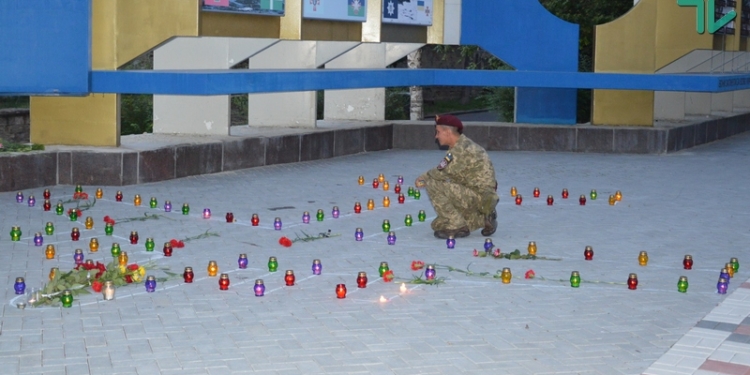 «Ангели не мають парашютів, ангели палають в небесах»: в Николаеве почтили память погибших в сбитом 5 лет назад над Луганском самолете Ил-76 (ФОТО, ВИДЕО)