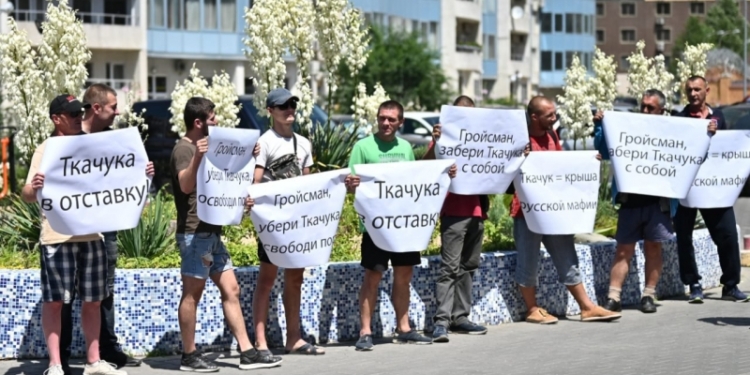 “Забери своего Ткачука”! Одесские портовики требуют, чтобы Гройсман уволил главу филиала АМПУ (ФОТО)