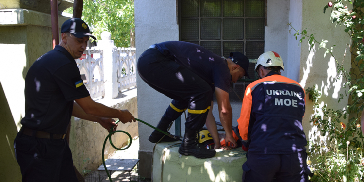 В Николаеве спасатели достали мужчину из колодца – он его чистил, и ему стало плохо (ФОТО)