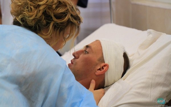 «Аня, я тебя люблю»: в Днепровской больнице поженились тяжелораненый боец из Николаева и его девушка (ФОТО)