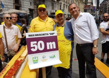 Неаполь поставил очередной рекорд Гиннеса – местные повара приготовили самую длинную брускетту в мире (ФОТО)