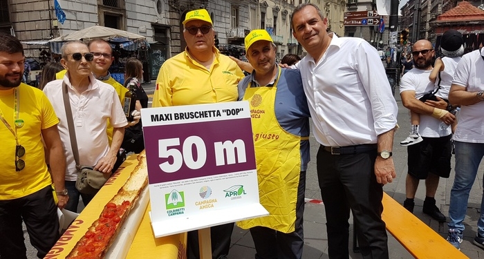 Неаполь поставил очередной рекорд Гиннеса – местные повара приготовили самую длинную брускетту в мире (ФОТО)