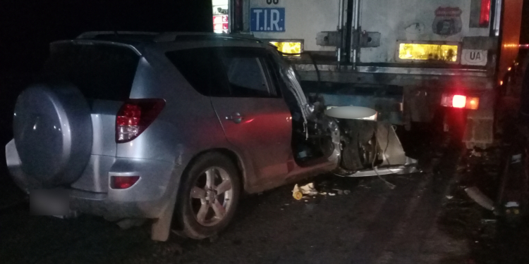 На Николаевщине Toyota RAV4 столкнулась с фурой Renault Magnum – пассажир легковушки в больнице (ФОТО)