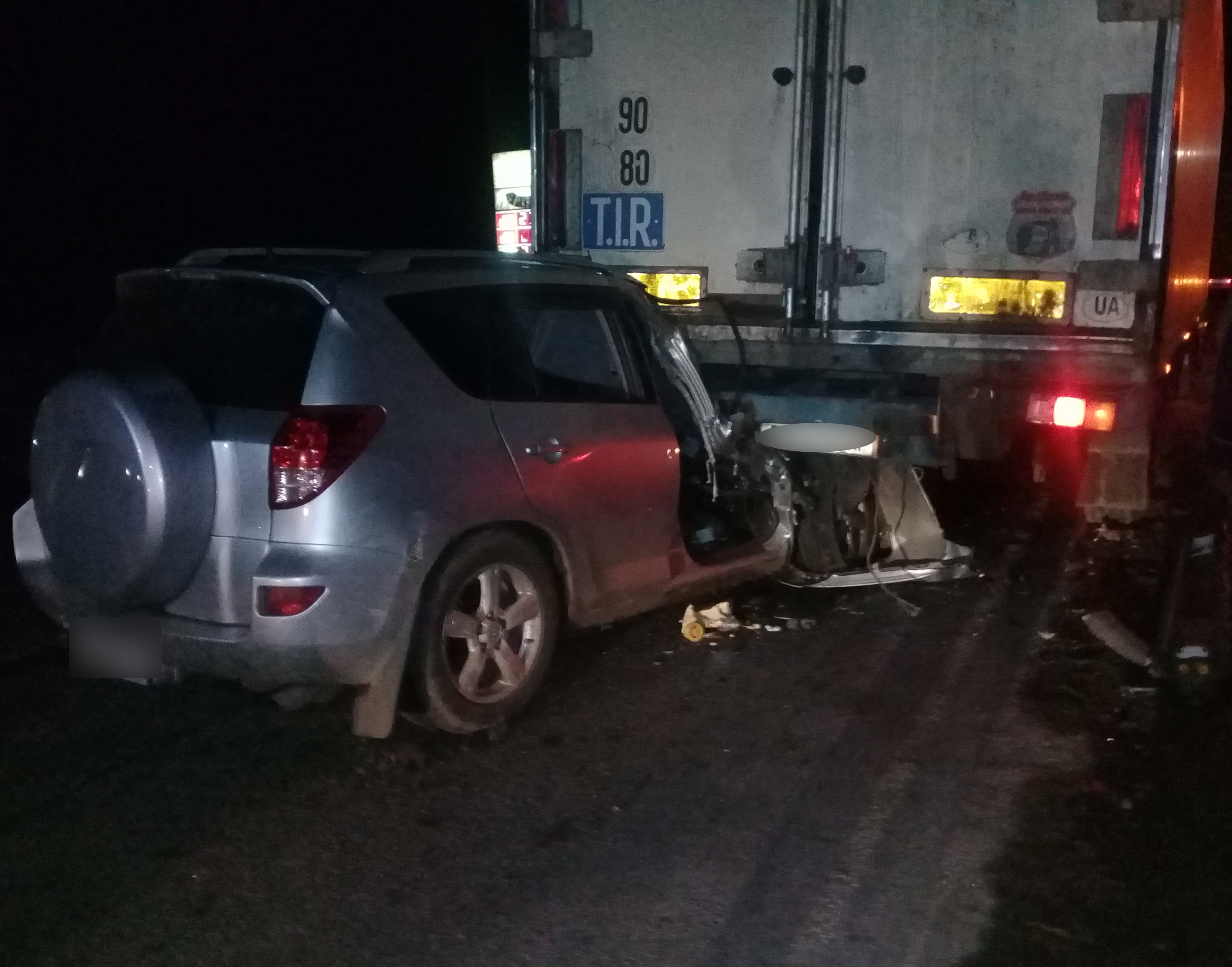 На Николаевщине Toyota RAV4 столкнулась с фурой Renault Magnum – пассажир легковушки в больнице (ФОТО)