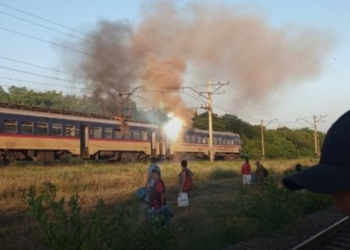 Под Днепром вспыхнула электричка, люди на ходу выскакивали из вагонов (ВИДЕО)