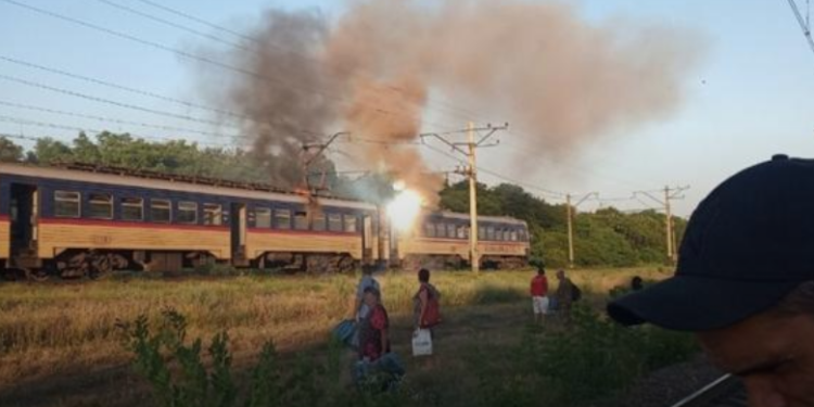 Под Днепром вспыхнула электричка, люди на ходу выскакивали из вагонов (ВИДЕО)