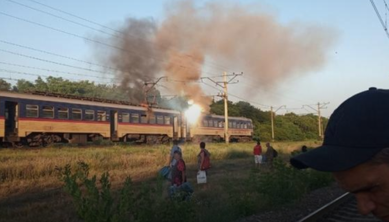 Под Днепром вспыхнула электричка, люди на ходу выскакивали из вагонов (ВИДЕО) 1