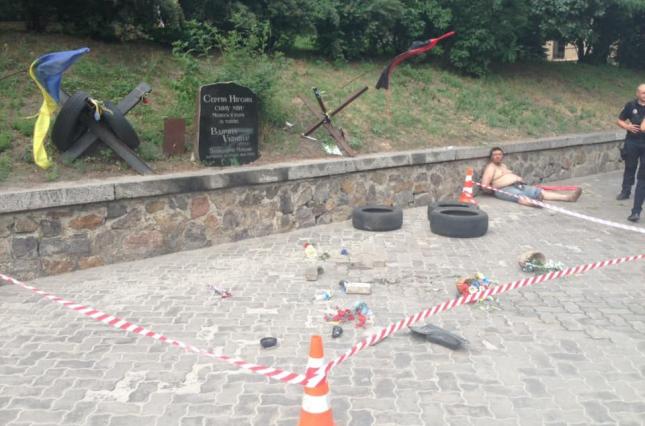 В Киеве разбили памятник Герою Небесной сотни Сергею Нигояну 1