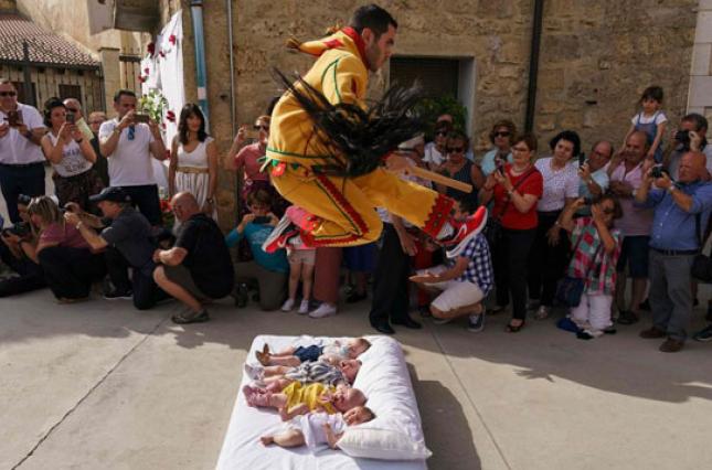 В Испании прошел фестиваль прыжков через младенцев (ВИДЕО) 1
