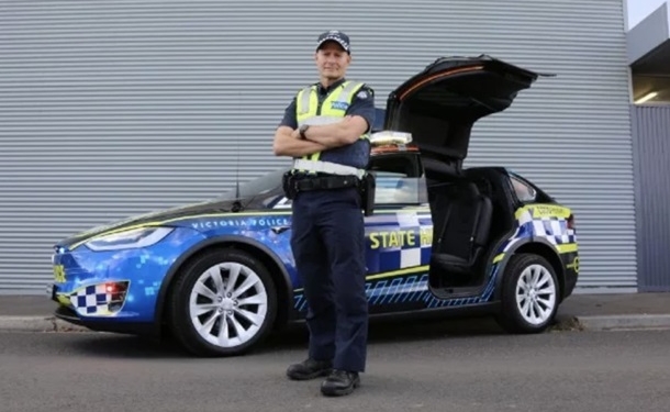 Полиция Австралии пересаживается на Tesla