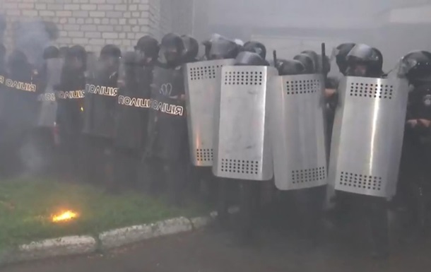 В Переяславе активисты забросали полицию петардами (ВИДЕО) 1