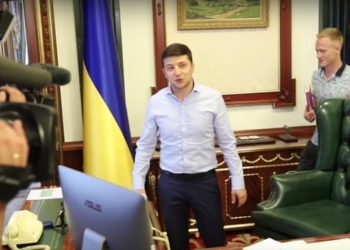 Зеленский показал журналистам свой кабинет (ВИДЕО)
