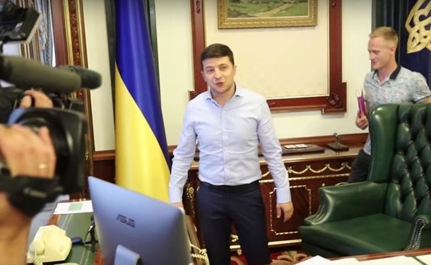 Зеленский показал журналистам свой кабинет (ВИДЕО)