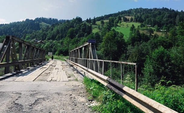 В Ивано-Франковской области после дождя обрушился мост