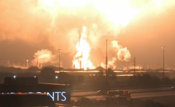 На нефтеперерабатывающем заводе в США произошел взрыв и пожар (ВИДЕО)