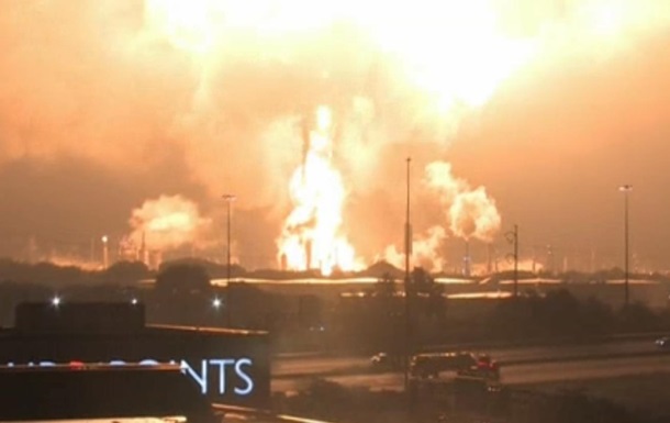 На нефтеперерабатывающем заводе в США произошел взрыв и пожар (ВИДЕО) 1