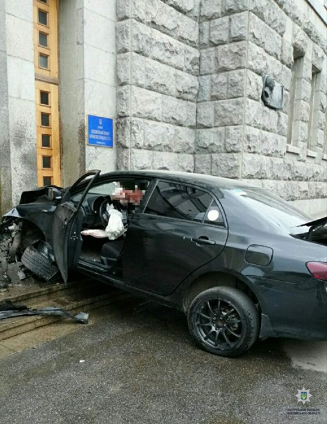 В здание горсовета Харькова врезалась машина 1