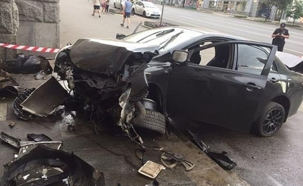 В здание горсовета Харькова врезалась машина