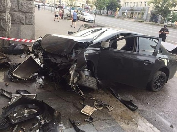 В здание горсовета Харькова врезалась машина 5