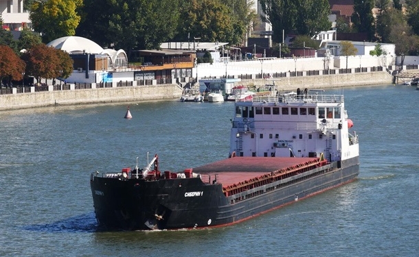 В Керченском проливе сел на мель теплоход