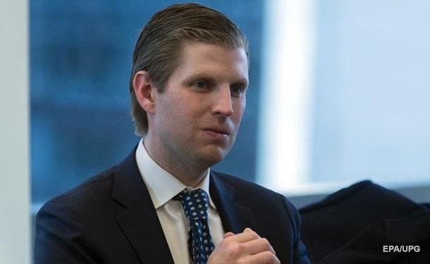 Сын Трампа пожаловался, что на него плюнули в ресторане