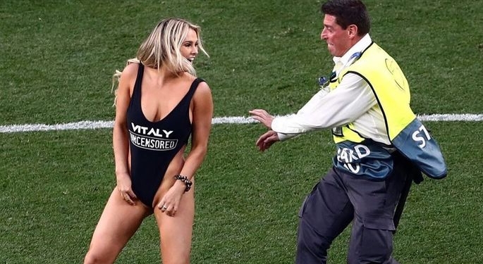 Instagram девушки, которая выбежала на поле в финале Лиги Чемпионов, собрал за ночь 2,5 млн подписчиков и был взломан