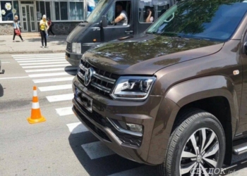 В центре Николаева внедорожник сбил женщину, переходившую дорогу по «зебре» (ФОТО)