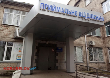 На здание Витовской больницы упал огромный тополь, спиленный рабочими (ВИДЕО)