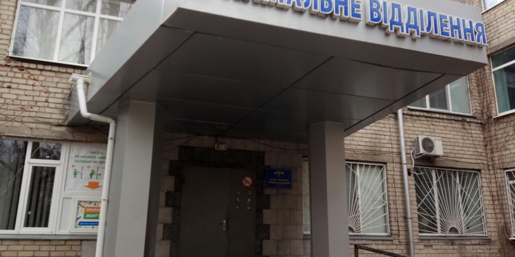 На здание Витовской больницы упал огромный тополь, спиленный рабочими (ВИДЕО)