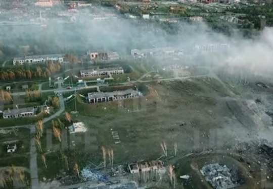 Огромная воронка посреди пожарища – видео последствий взрыва на заводе боеприпасов в России