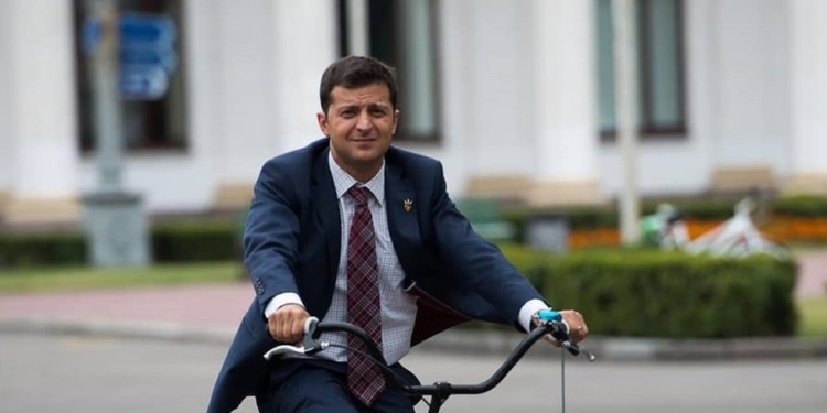 «В стране не та ситуация, чтобы президент ездил на велосипеде» — заместитель главы АП