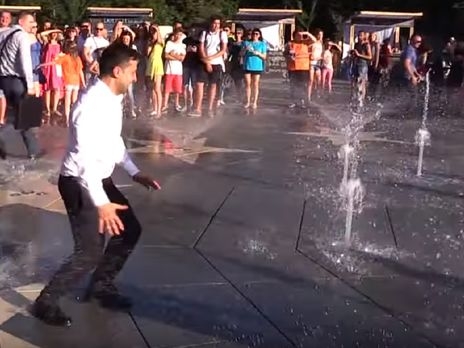 В Мариуполе Зеленский пробежался по фонтану (ВИДЕО)