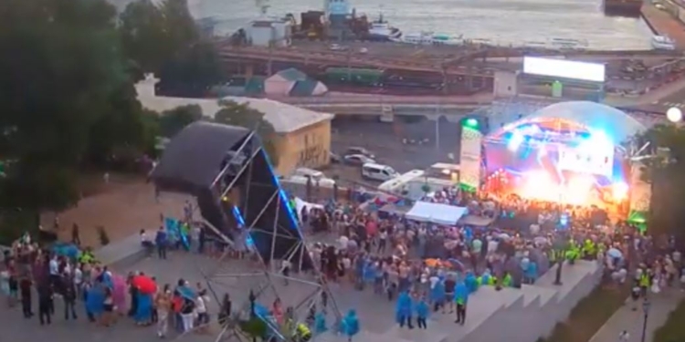 Плохой знак. В Одессе во время концерта, организованного партией Труханова-Кернеса, упала металлоконструкция с оборудованием (ВИДЕО)