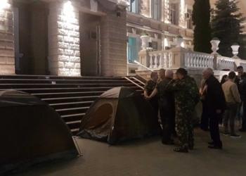 В Кишиневе неизвестные начали блокаду госучреждений (ФОТО, ВИДЕО)