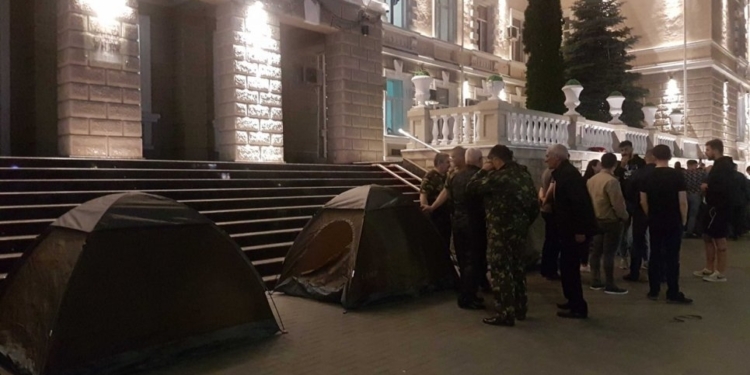 В Кишиневе неизвестные начали блокаду госучреждений (ФОТО, ВИДЕО)
