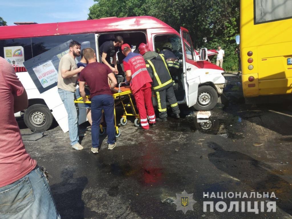 Под Киевом столкнулись 2 маршрутки и легковое авто - 26 пострадавших (ФОТО и ВИДЕО) 2