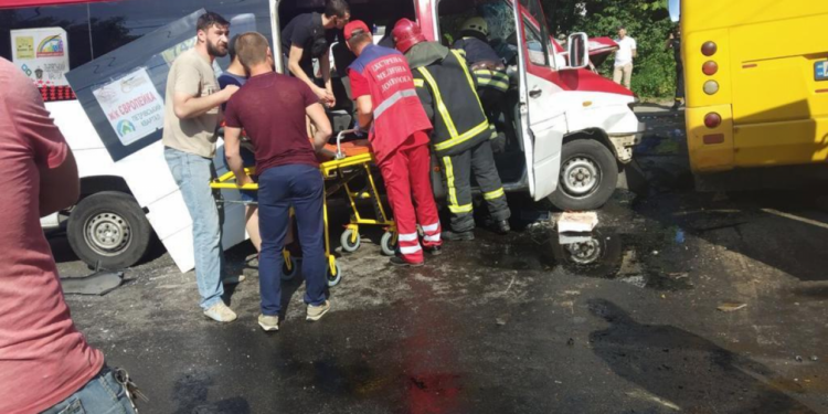Под Киевом столкнулись 2 маршрутки и легковое авто – 26 пострадавших (ФОТО и ВИДЕО)