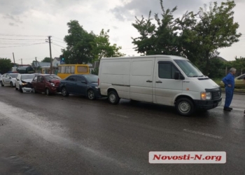В Николаеве в аварию угодили 4 автомобиля. Четырехлетнего ребенка забрала «скорая» (ФОТО)