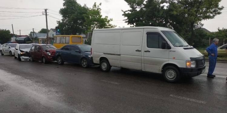 В Николаеве в аварию угодили 4 автомобиля. Четырехлетнего ребенка забрала «скорая» (ФОТО)